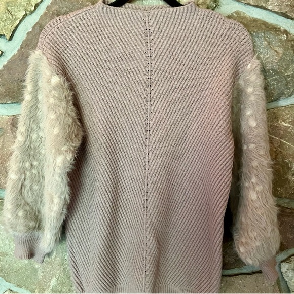 Mystic faux fur sleeved viscose knit sweater size medium creamy grey - Picture 2 of 8